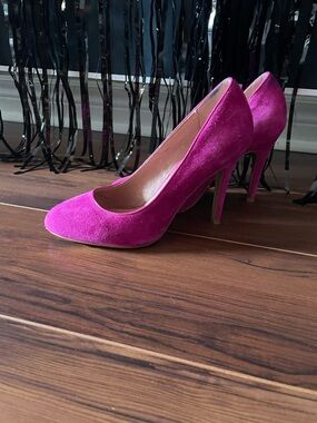 Women’s Fuchsia Suede High Heel Pumps Aldo size 7 round toe 1.5”